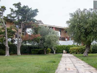 Sul lato orientale si collocano anche cinque blocchi di palazzine a tre piani contenenti appartamenti di diverso taglio, disposti a L su graziose corti verdeggianti